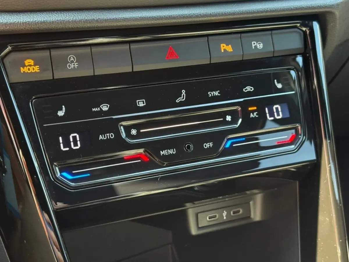 1.0 TSI R-LINE FACELIFT NAVI CAMERA CARPLAY DIGITALE SCHERM AIRCO LMV P