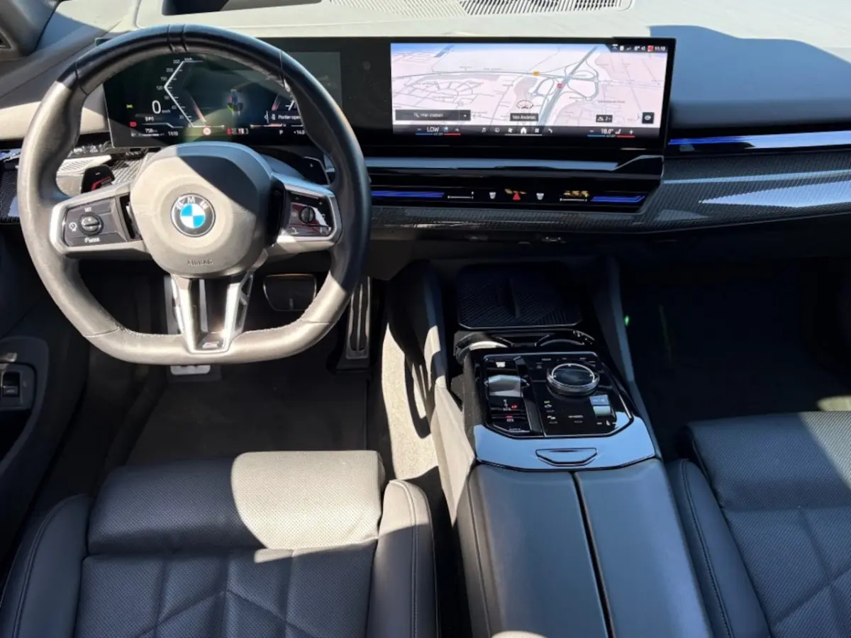 520I AUT. M SPORTPAKKET PRO PANO-DAK LEER HEAD-UP NAVI CAMERA CARPLAY MEMORY HK SOUND