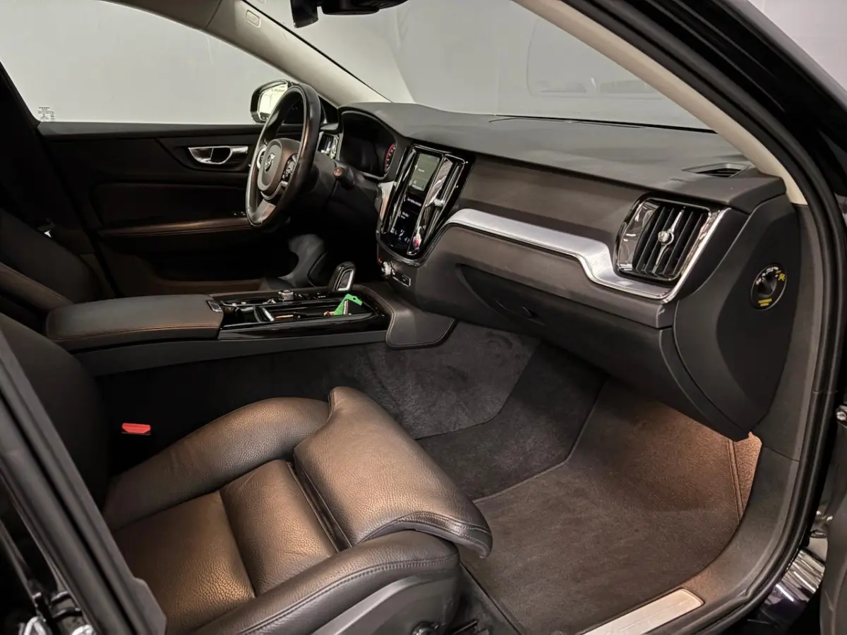 2.0 T8 Recharge AWD R-Design