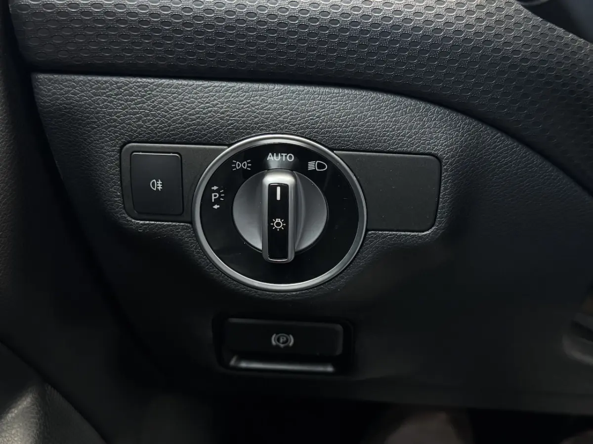 180 Lease Edition Plus Panoramadak, LED, Keyless
