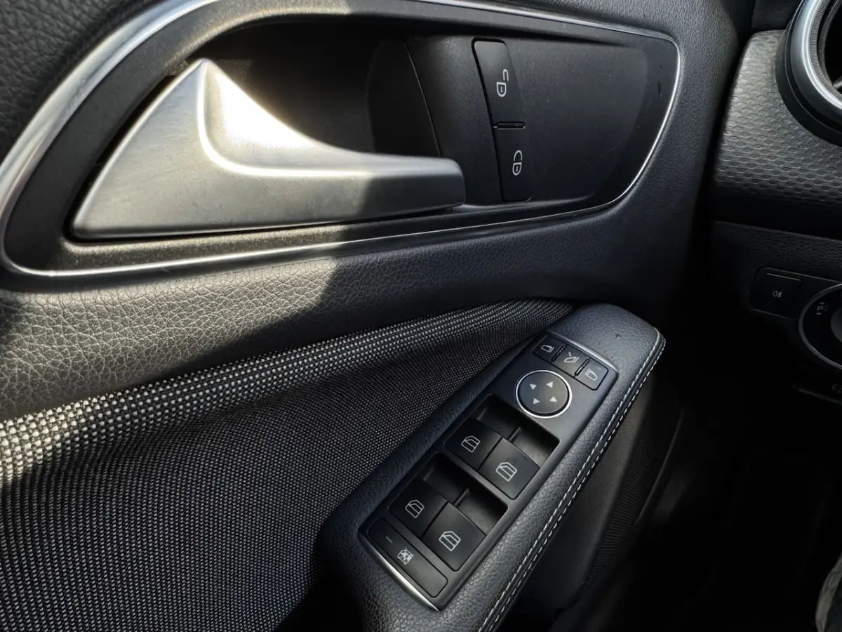 180 Lease Edition Plus Panoramadak, LED, Keyless