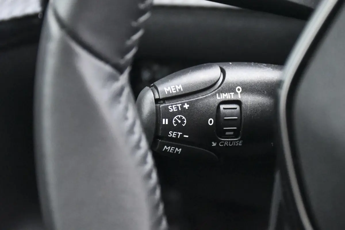 1.2 100 Active 100PK/ APPLE CARPLAY/ NAVIGATIE