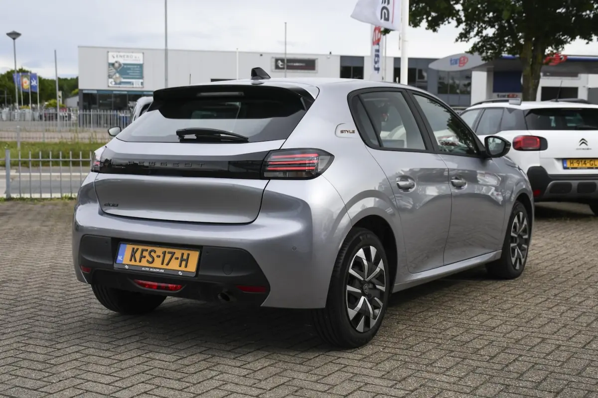 1.2 100 Active 100PK/ APPLE CARPLAY/ NAVIGATIE