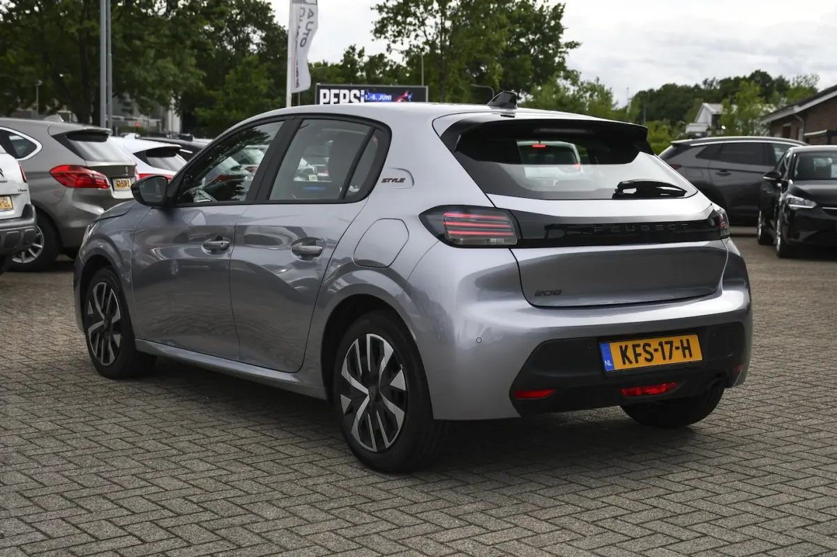 1.2 100 Active 100PK/ APPLE CARPLAY/ NAVIGATIE