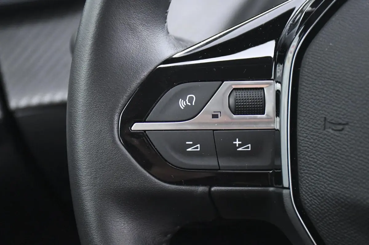1.2 100 Active 100PK/ APPLE CARPLAY/ NAVIGATIE