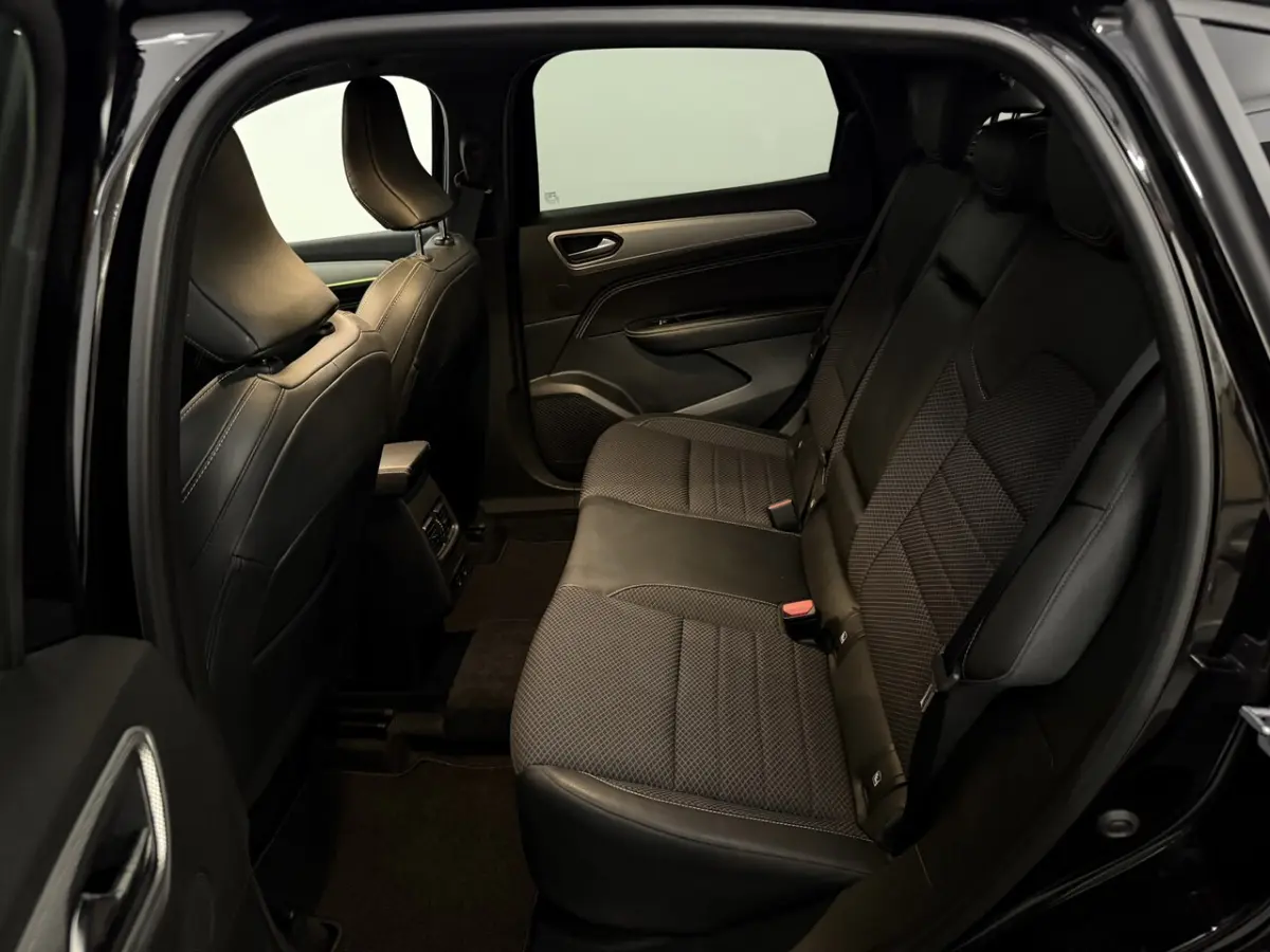 1.6 E-Tech full hybrid 145 techno 360 Camera, Navi, Virtual desk, Keyless start, Winterpak