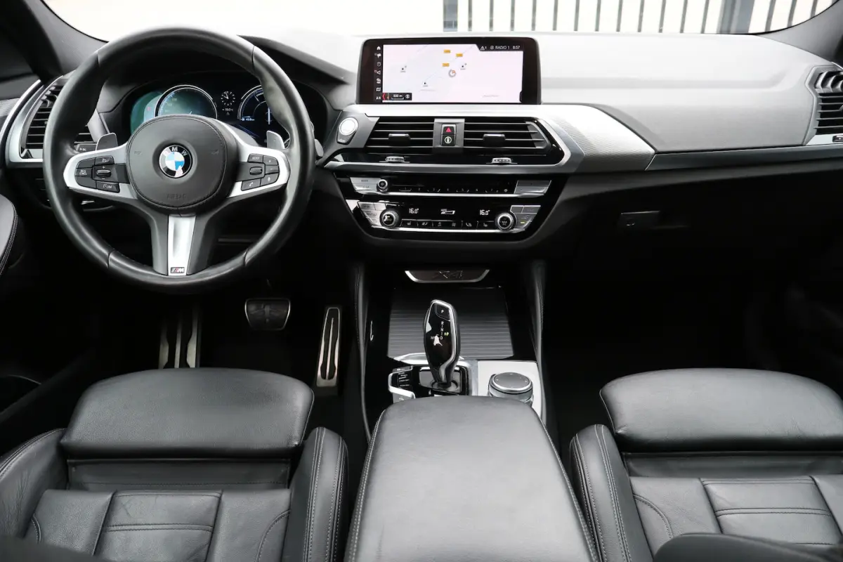 xDrive20i High Executive Apple carplay/Achteruitrijcamera/Intelligent safety/Lederen stoel