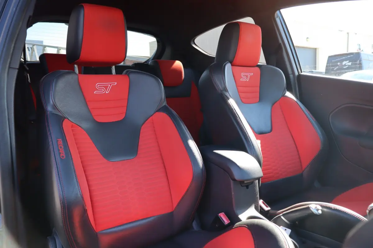 1.6 ST2 Achteruitrijcamera/Stoelverwarming/Climate control/Recaro sportstoelen/Licht metal