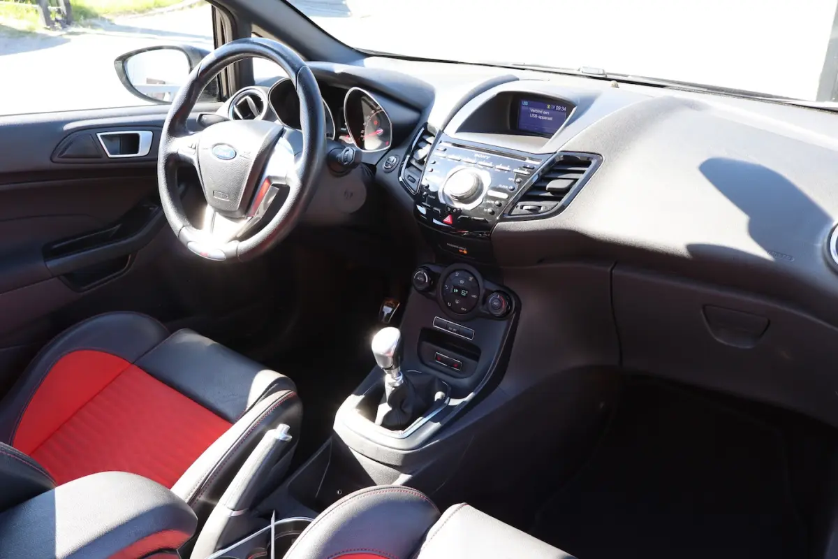 1.6 ST2 Achteruitrijcamera/Stoelverwarming/Climate control/Recaro sportstoelen/Licht metal