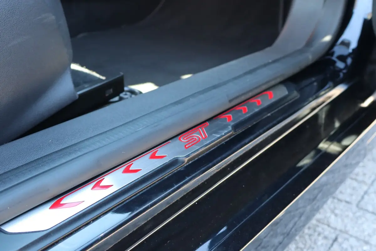 1.6 ST2 Achteruitrijcamera/Stoelverwarming/Climate control/Recaro sportstoelen/Licht metal