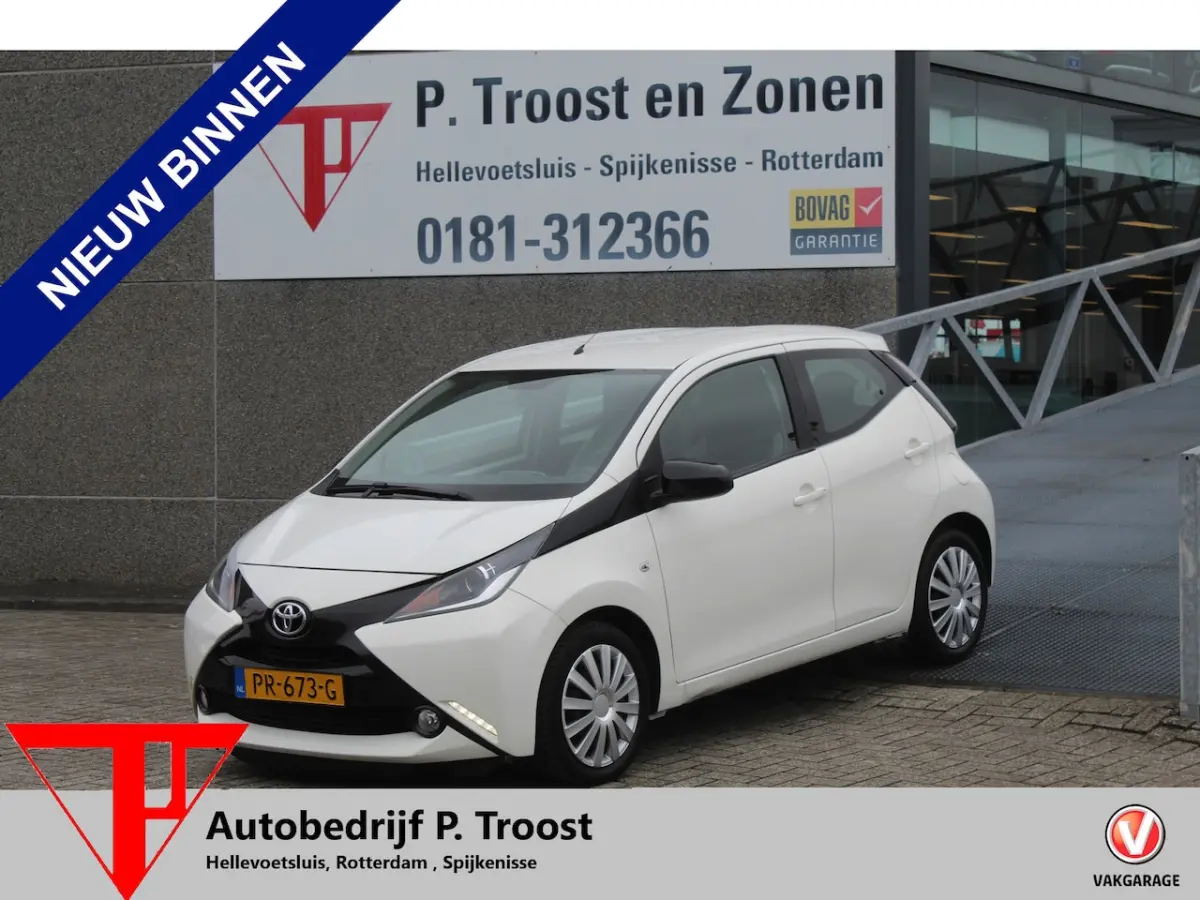 1.0 VVT-i x-play Navigatie/Airco/Achteruitrijcamera/Toerenteller/Elektrische ramen/Elektri
