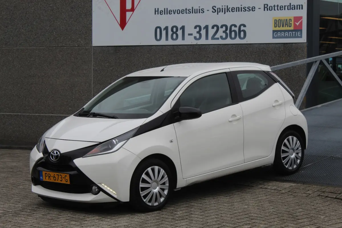 1.0 VVT-i x-play Navigatie/Airco/Achteruitrijcamera/Toerenteller/Elektrische ramen/Elektri