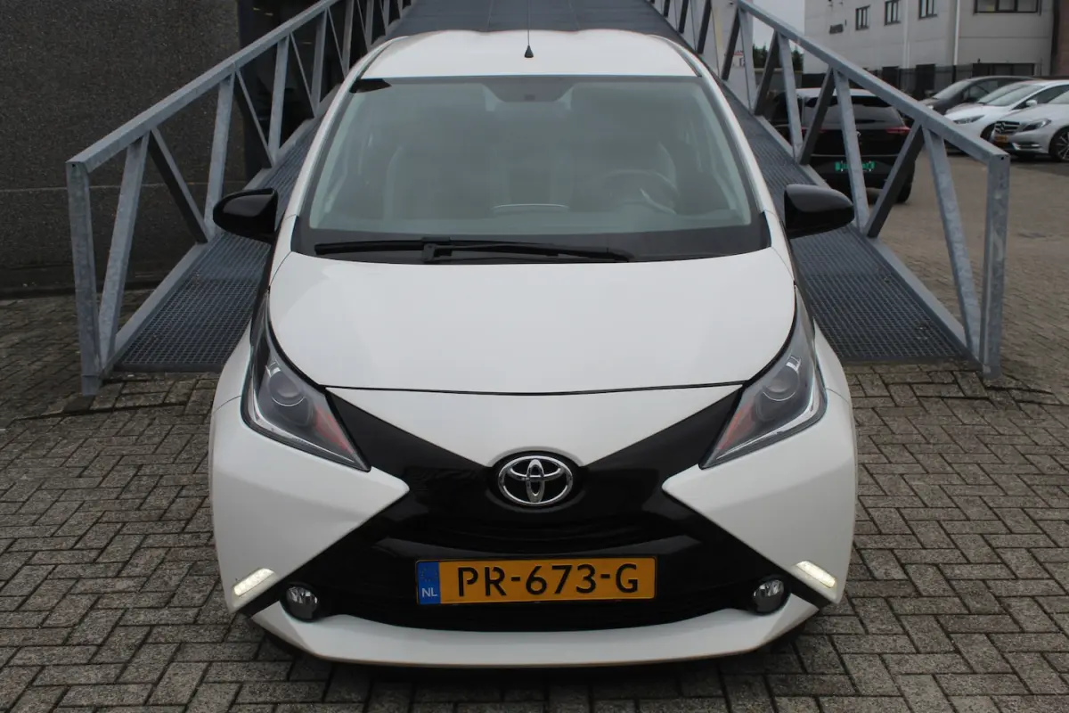 1.0 VVT-i x-play Navigatie/Airco/Achteruitrijcamera/Toerenteller/Elektrische ramen/Elektri