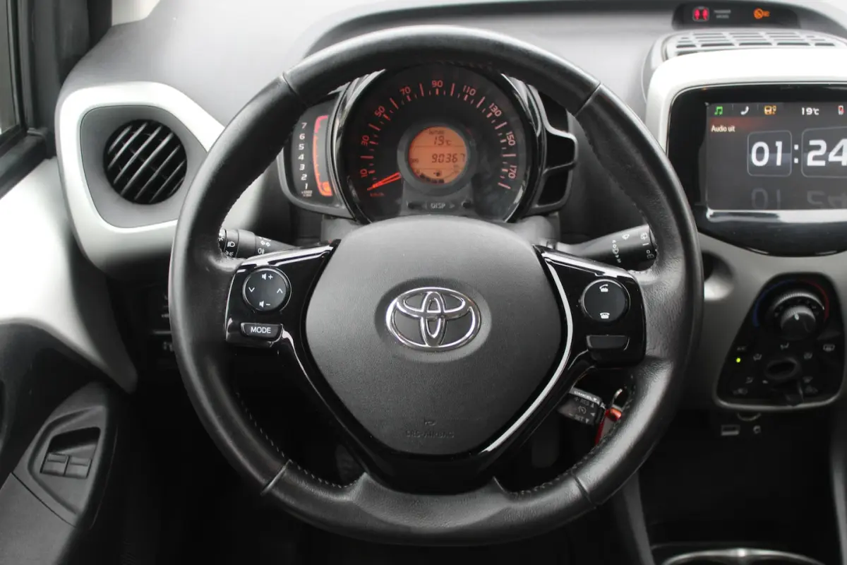 1.0 VVT-i x-play Navigatie/Airco/Achteruitrijcamera/Toerenteller/Elektrische ramen/Elektri