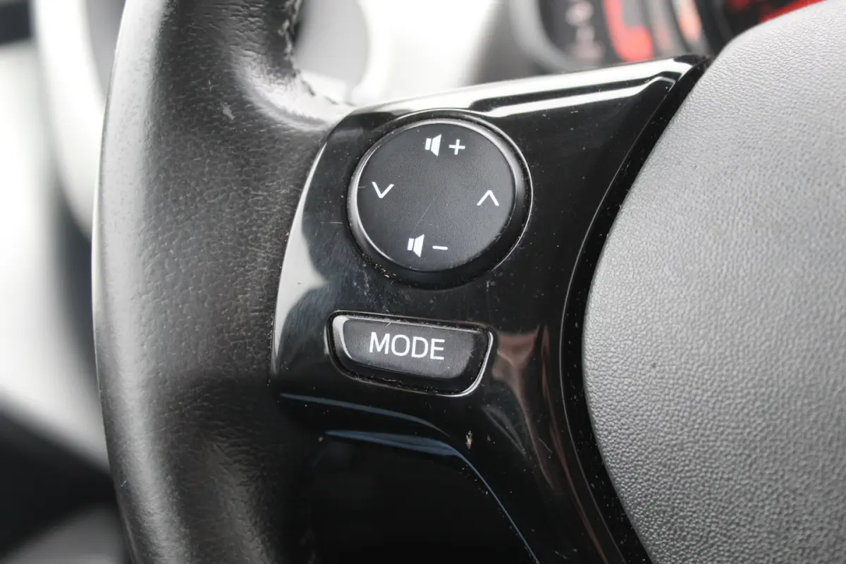 1.0 VVT-i x-play Navigatie/Airco/Achteruitrijcamera/Toerenteller/Elektrische ramen/Elektri