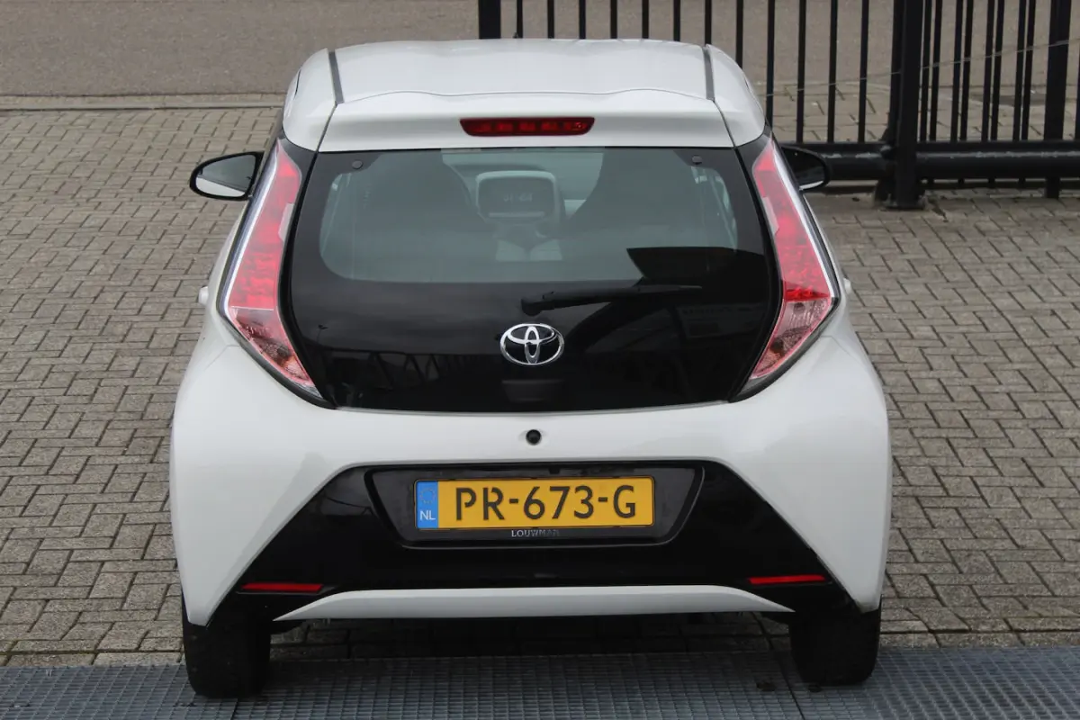 1.0 VVT-i x-play Navigatie/Airco/Achteruitrijcamera/Toerenteller/Elektrische ramen/Elektri