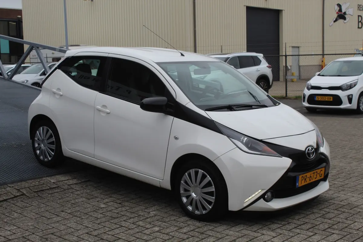 1.0 VVT-i x-play Navigatie/Airco/Achteruitrijcamera/Toerenteller/Elektrische ramen/Elektri