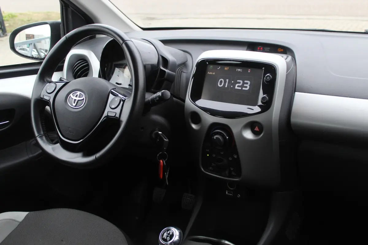 1.0 VVT-i x-play Navigatie/Airco/Achteruitrijcamera/Toerenteller/Elektrische ramen/Elektri