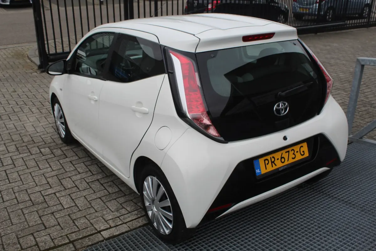 1.0 VVT-i x-play Navigatie/Airco/Achteruitrijcamera/Toerenteller/Elektrische ramen/Elektri