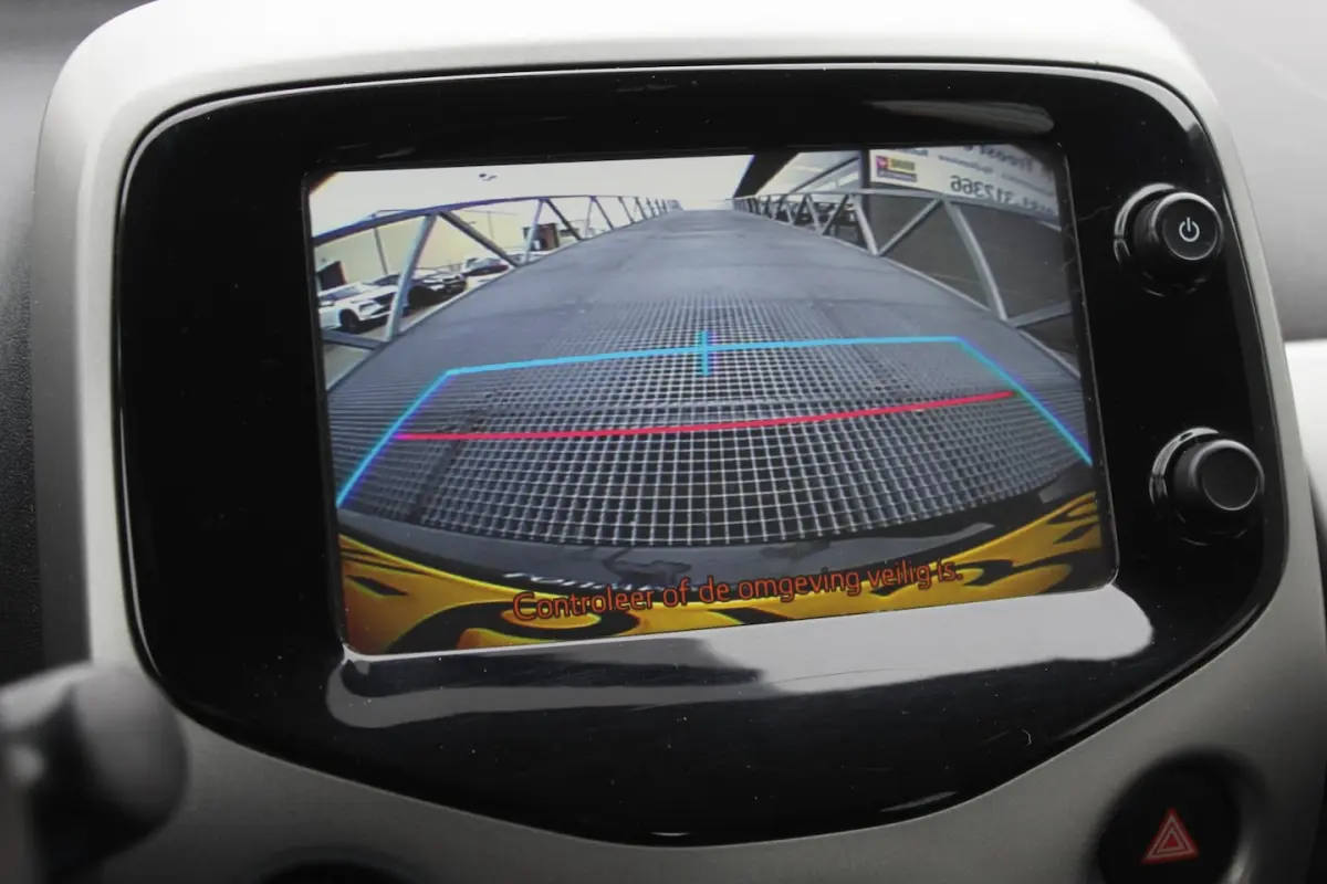1.0 VVT-i x-play Navigatie/Airco/Achteruitrijcamera/Toerenteller/Elektrische ramen/Elektri