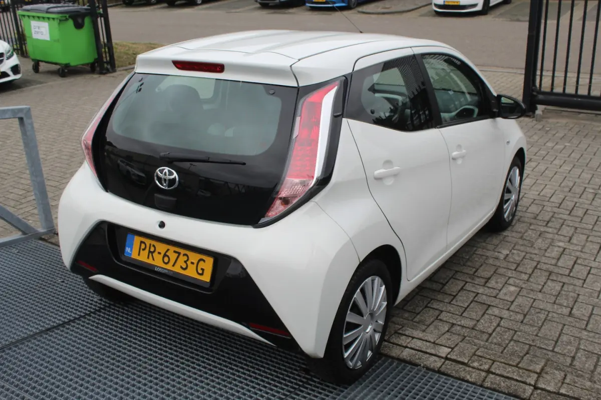 1.0 VVT-i x-play Navigatie/Airco/Achteruitrijcamera/Toerenteller/Elektrische ramen/Elektri