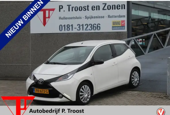 1.0 VVT-i x-play Navigatie/Airco/Achteruitrijcamera/Toerenteller/Elektrische ramen/Elektri