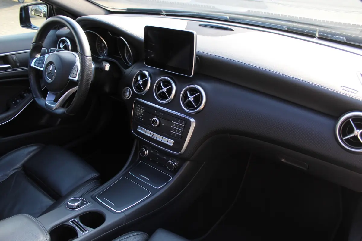 250 AMG Automaat/Panoramadak/Navigatie/Cruise control/Apple Carplay/Parkeersensoren/Ledere