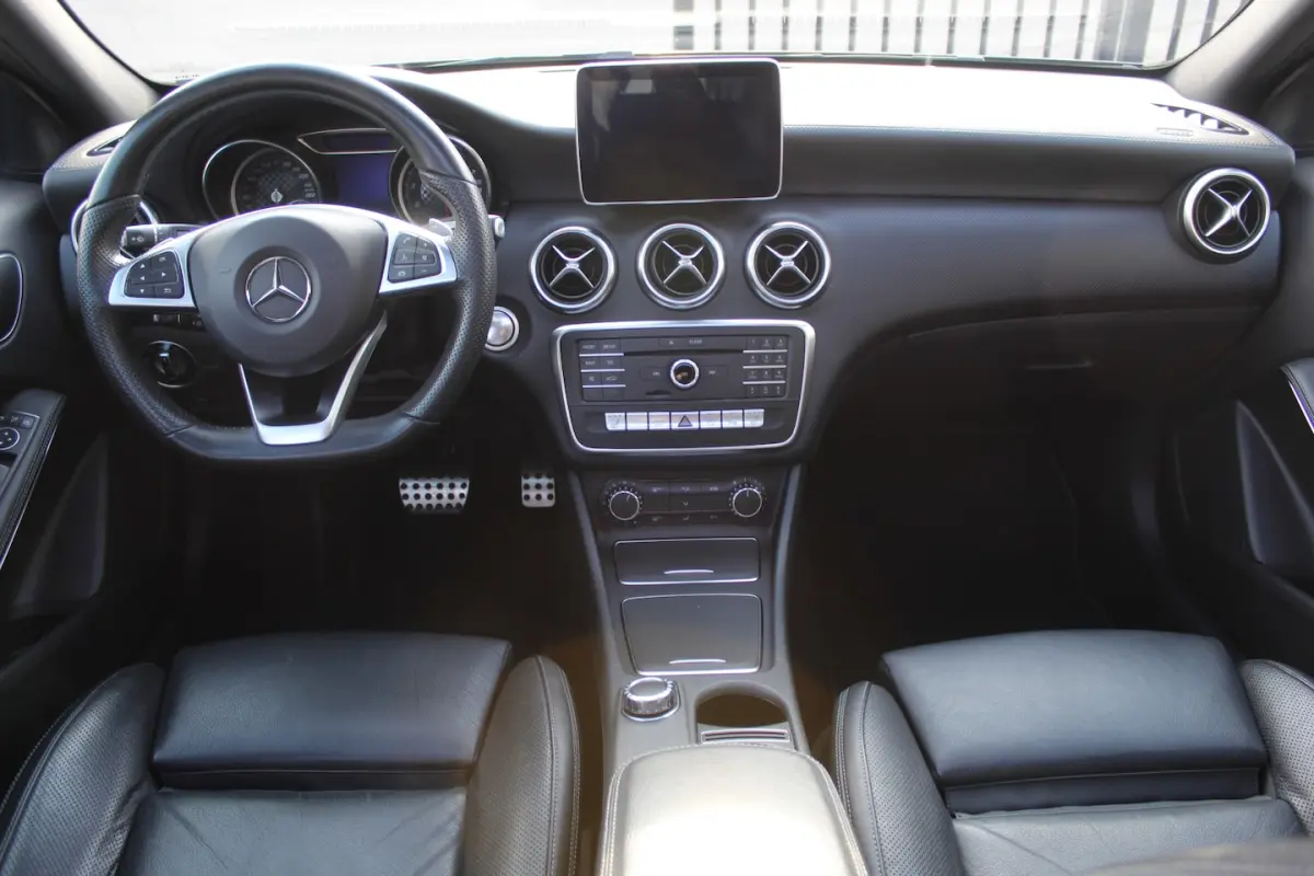 250 AMG Automaat/Panoramadak/Navigatie/Cruise control/Apple Carplay/Parkeersensoren/Ledere