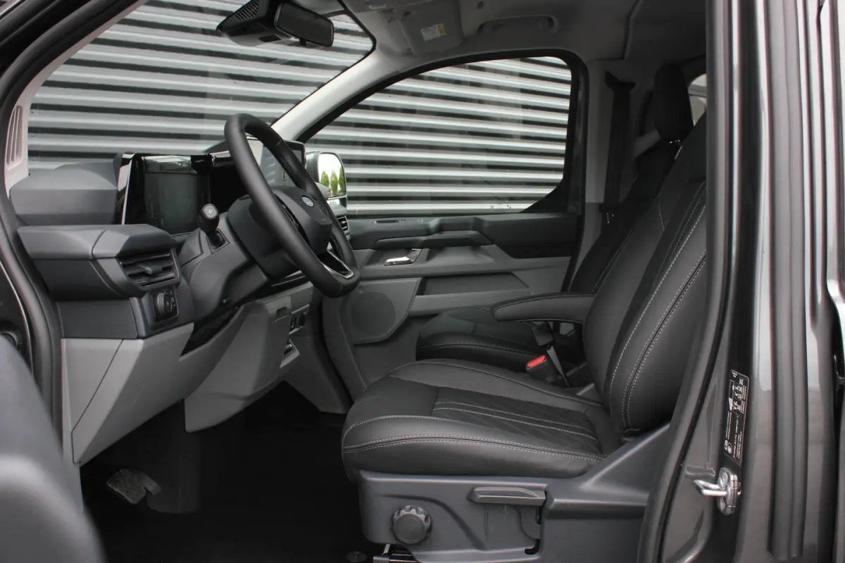320 L2H1 Sport 71 kWh DC DUBBEL CABINE / JB-EDITON / CAMERA / 370KM RANGE / APPLE CARPLAY