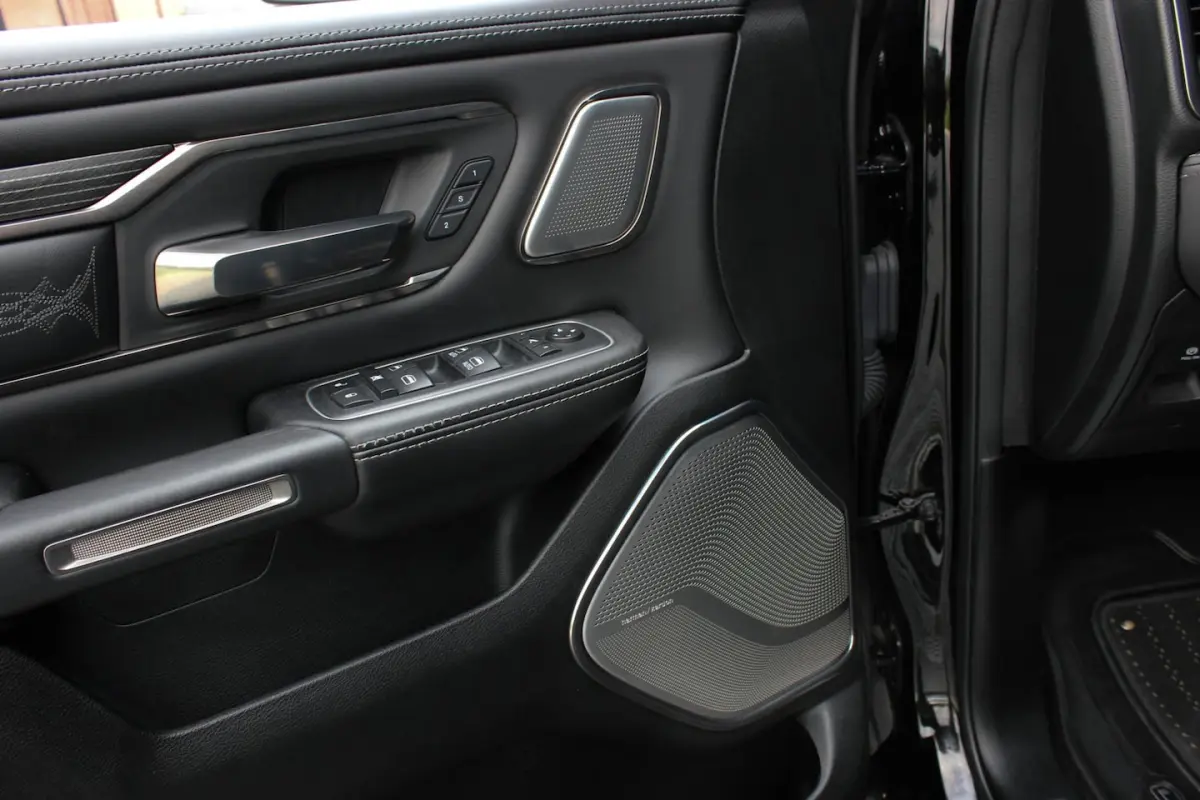 5.7 V8 4x4 CREW CAB LIMITED 2020 100DKM / PANO-DAK / COMPLETE HISTORY / FULL OPTIONS / LUC