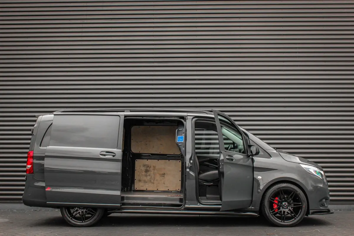 116CDI 163PK LANG JB- EDITION FULL BLACK / AMG / SPOILER / VERLAGINGSVEREN / NAVIGATIE / S