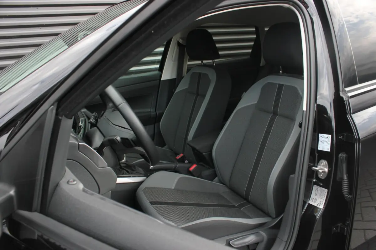 1.0 TSI 110PK DSG R-LINE / FULL BLACK / VERLAGINGSVEREN / APPLE CARPLAY / LED KOPLAMPEN /