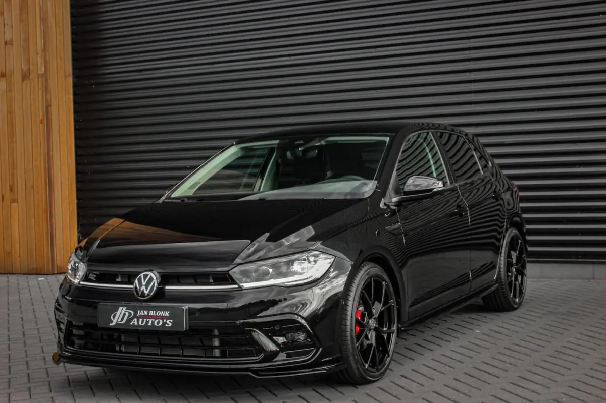 1.0 TSI 110PK DSG R-LINE / FULL BLACK / VERLAGINGSVEREN / APPLE CARPLAY / LED KOPLAMPEN /