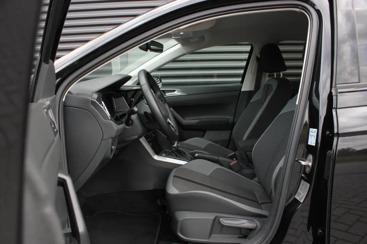 1.0 TSI 110PK DSG R-LINE / FULL BLACK / VERLAGINGSVEREN / APPLE CARPLAY / LED KOPLAMPEN /