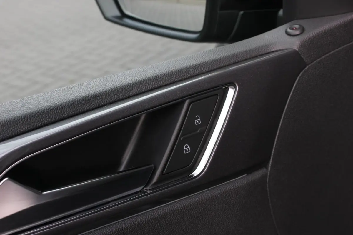 1.0 TSI 110PK DSG R-LINE / FULL BLACK / VERLAGINGSVEREN / APPLE CARPLAY / LED KOPLAMPEN /