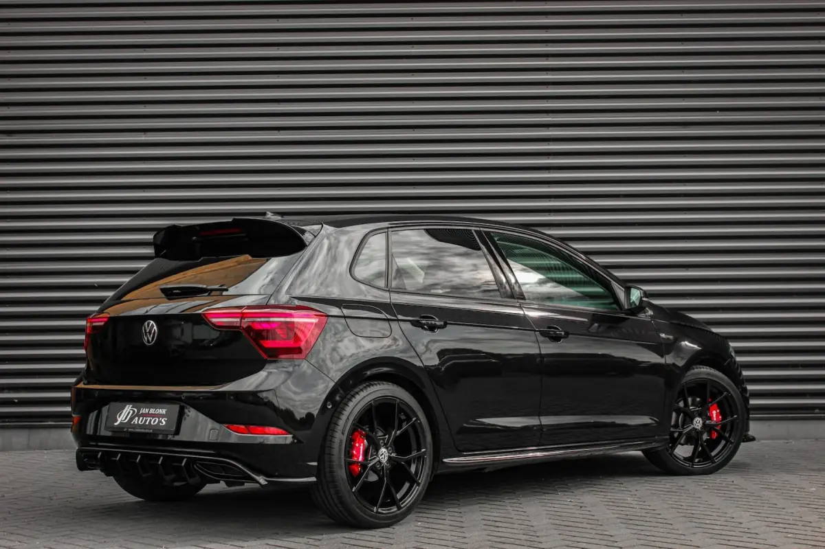 1.0 TSI 110PK DSG R-LINE / FULL BLACK / VERLAGINGSVEREN / APPLE CARPLAY / LED KOPLAMPEN /