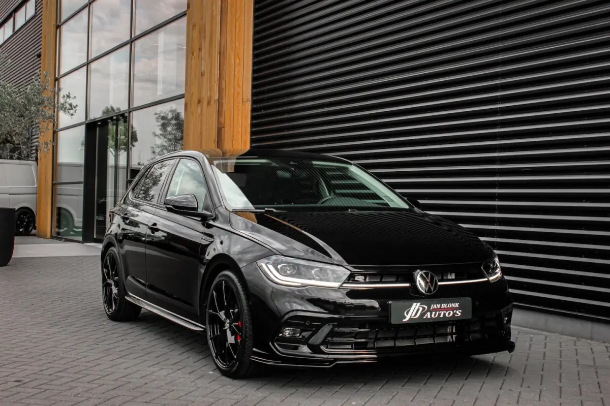 1.0 TSI 110PK DSG R-LINE / FULL BLACK / VERLAGINGSVEREN / APPLE CARPLAY / LED KOPLAMPEN /