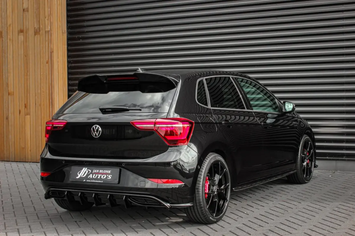 1.0 TSI 110PK DSG R-LINE / FULL BLACK / VERLAGINGSVEREN / APPLE CARPLAY / LED KOPLAMPEN /