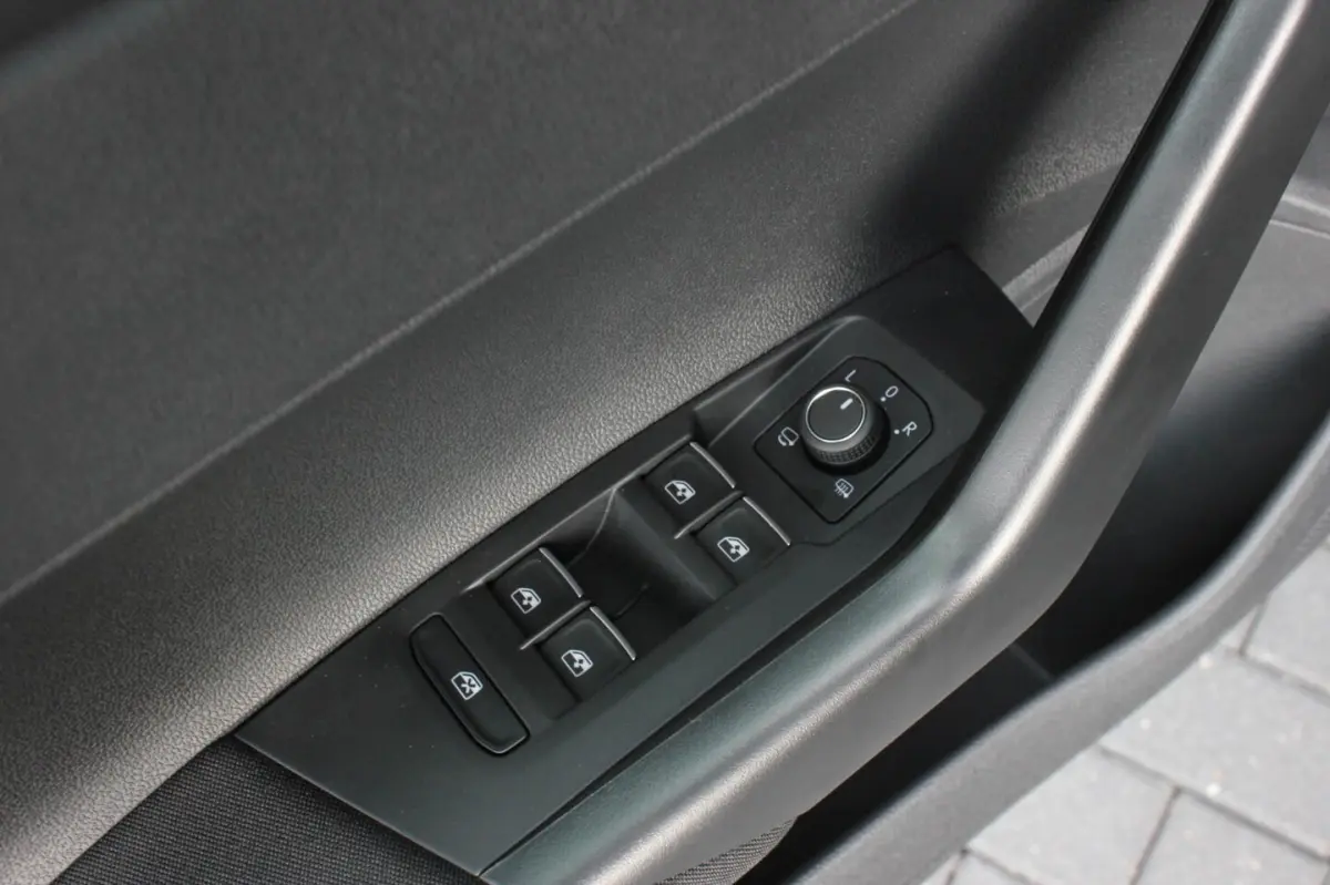 1.0 TSI 110PK DSG R-LINE / FULL BLACK / VERLAGINGSVEREN / APPLE CARPLAY / LED KOPLAMPEN /