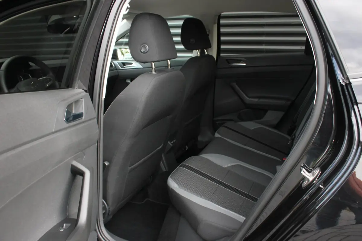 1.0 TSI 110PK DSG R-LINE / FULL BLACK / VERLAGINGSVEREN / APPLE CARPLAY / LED KOPLAMPEN /