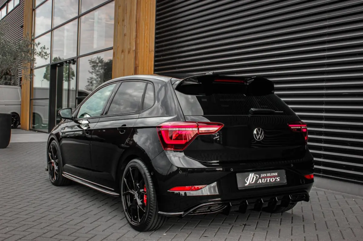 1.0 TSI 110PK DSG R-LINE / FULL BLACK / VERLAGINGSVEREN / APPLE CARPLAY / LED KOPLAMPEN /
