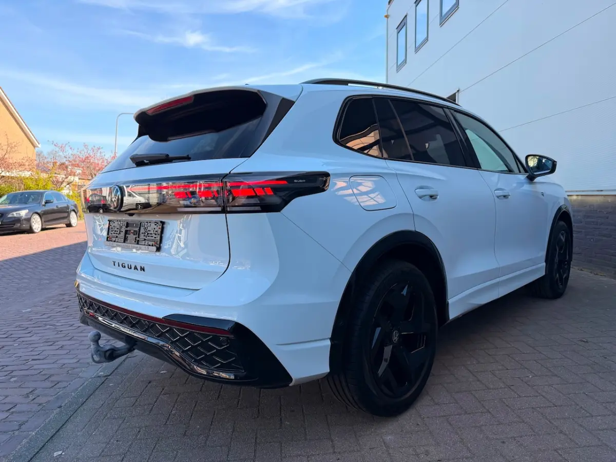 2.0 TDI| R-Line/Pano/Massage/360 Camera/IQ/ACC/AHK/Kardon/Vol Optie
