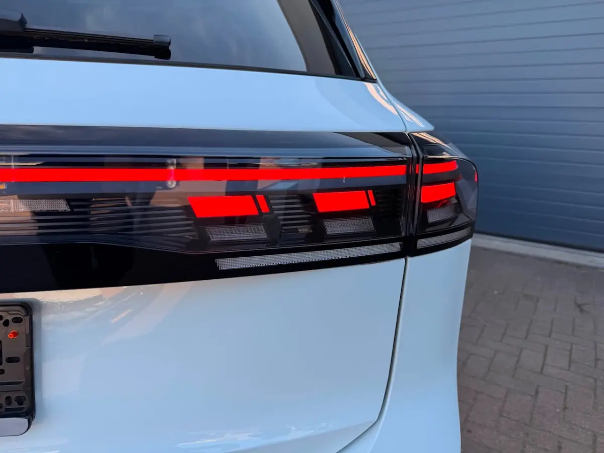 2.0 TDI| R-Line/Pano/Massage/360 Camera/IQ/ACC/AHK/Kardon/Vol Optie