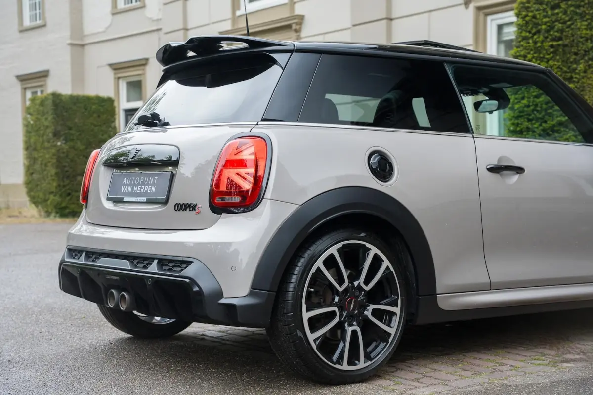 2.0 Cooper S John Cooper Works PANO | H&K | ADAPTIVE | CAMERA | STUURVERW | CARPLAY