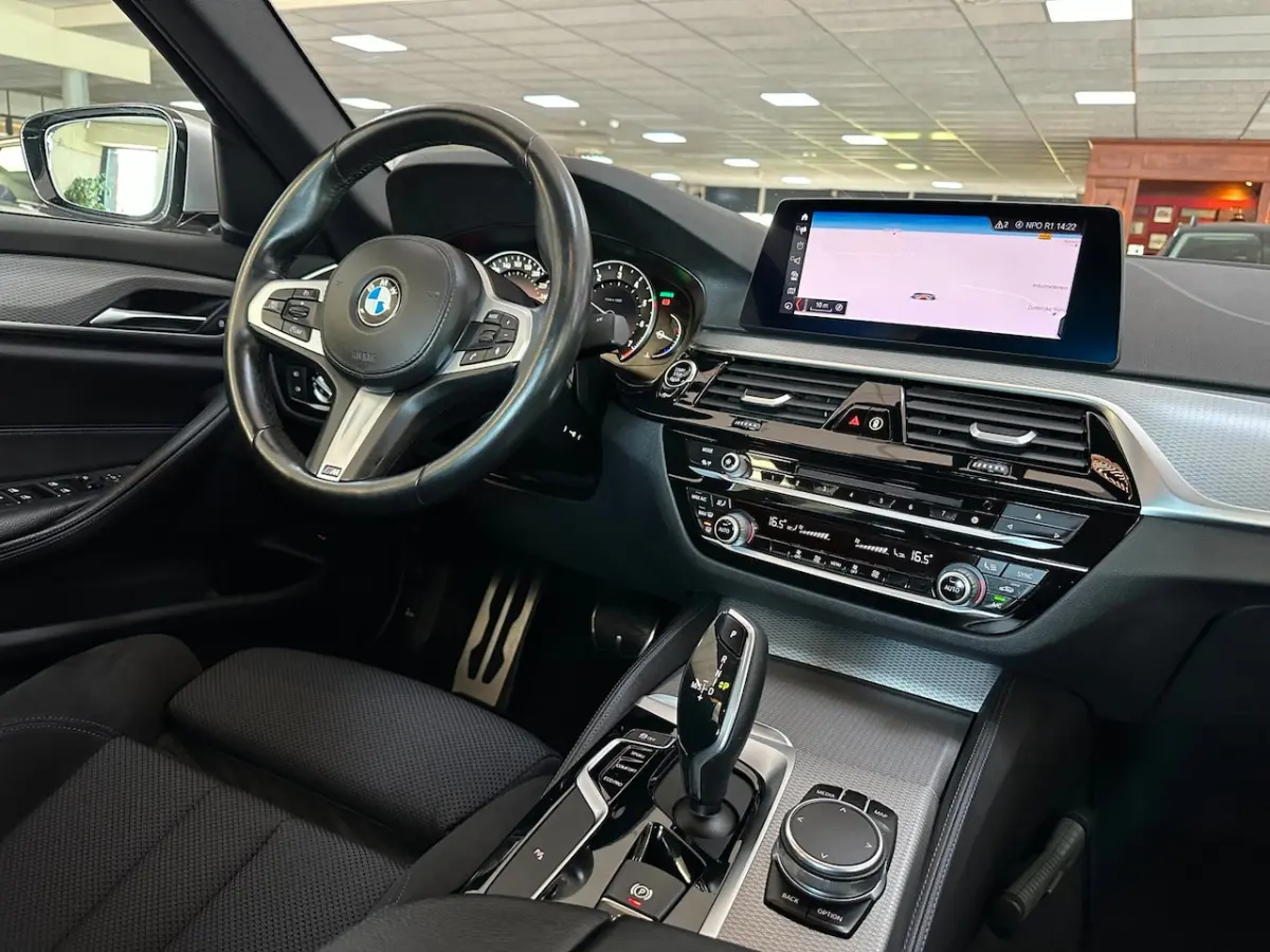 520i Corporate Lease Executive/M-PAKKET/NAVI/NL-AUTO NAP