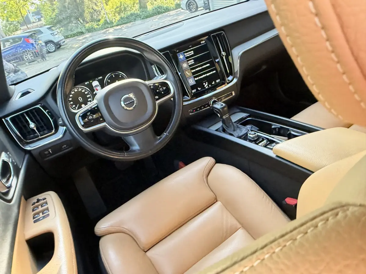 2.0 D4 Inscription Leer, Panodak, 18Inch, Trekhaak, Navi, Cruise Bomvol en dealer onderhou