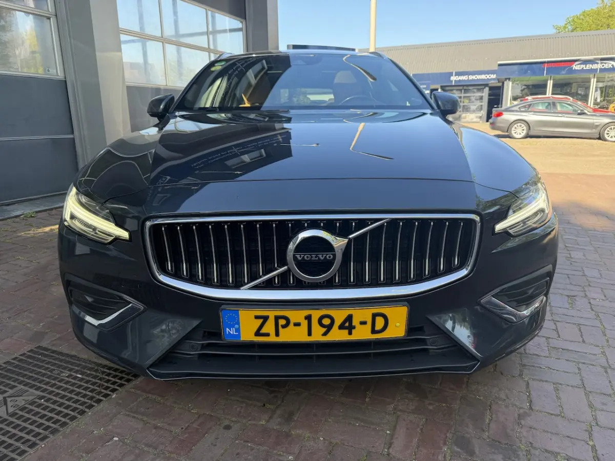 2.0 D4 Inscription Leer, Panodak, 18Inch, Trekhaak, Navi, Cruise Bomvol en dealer onderhou