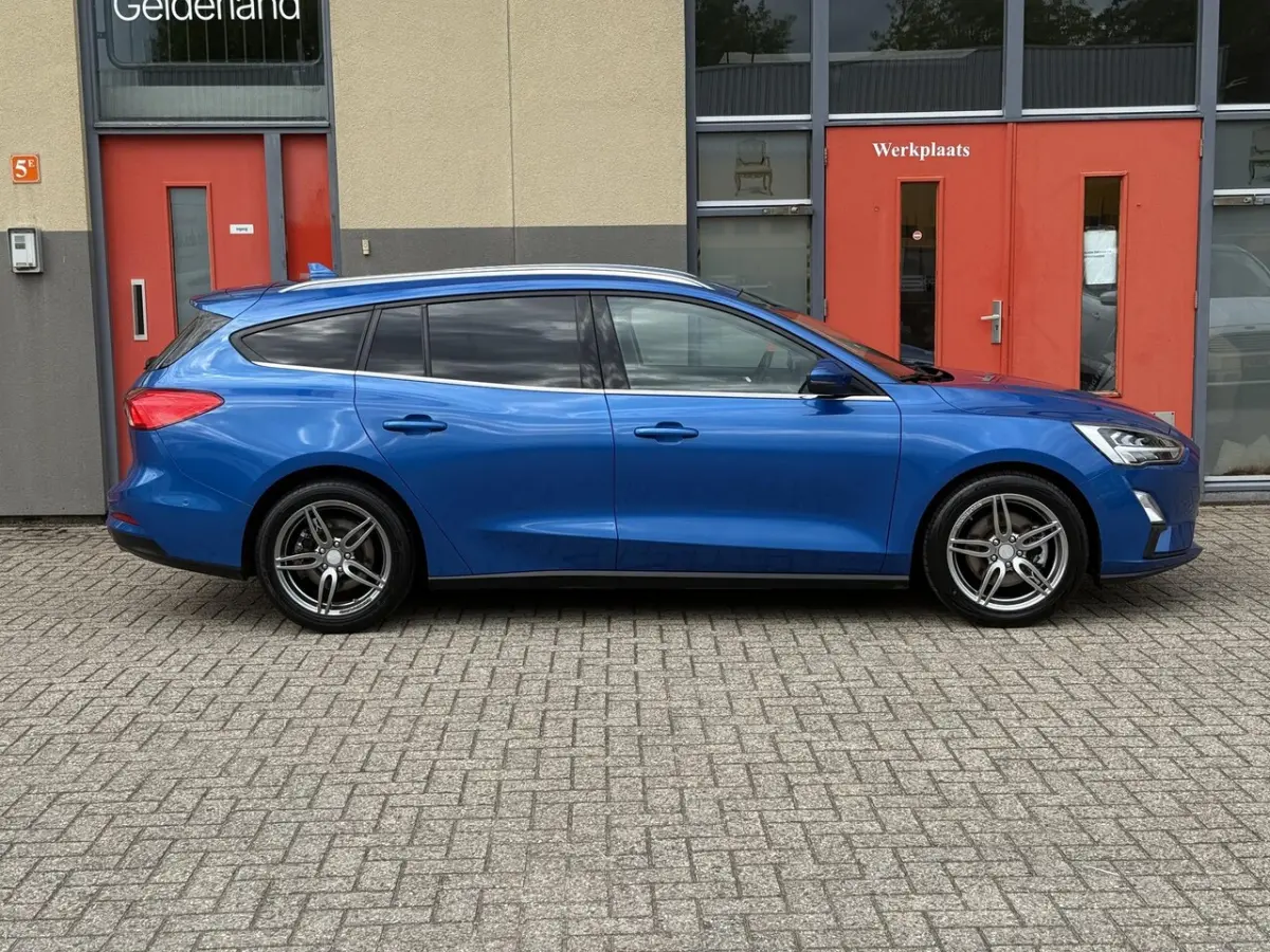 1.0 EcoBoost ST Line X, Navi, Led