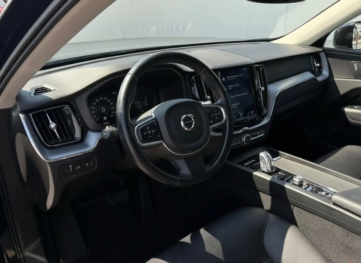 2.0 T8 Twin Engine AWD Momentum LEER - PANO - TREKHAAK