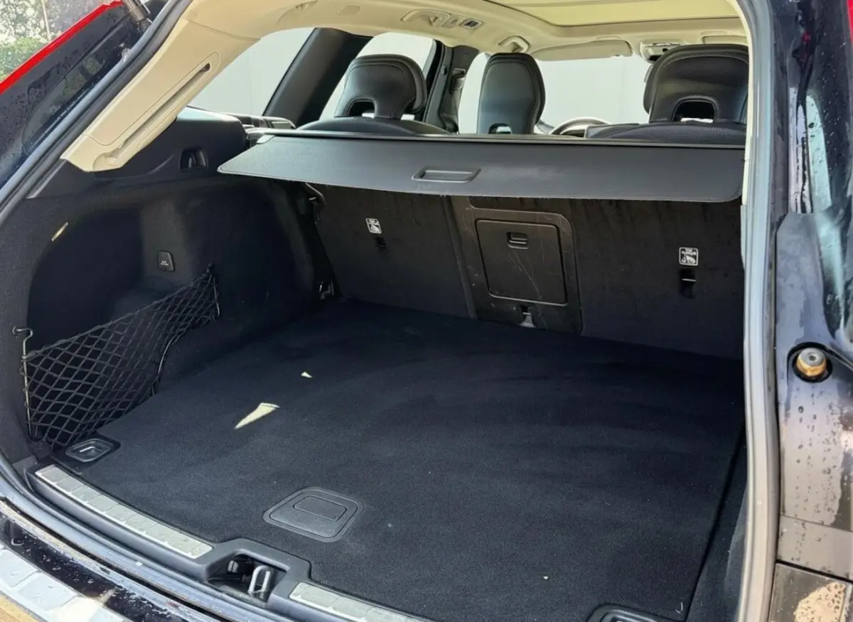 2.0 T8 Twin Engine AWD Momentum LEER - PANO - TREKHAAK